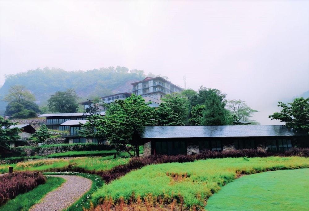 Taj Rishikesh Resort And Spa Деградун Екстер'єр фото
